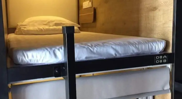 Łóżko w pokoju wieloosobowym (pokoju wieloosobowym dla mężczyzn) i balkonem Cube Bed Station - Hostel