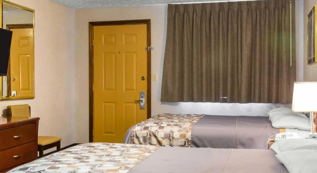 Четырёхместный номер Standard Rodeway Inn & Suites Branford - Guilford