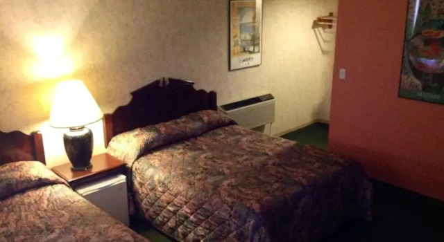 Четырёхместный номер Standard Humboldt Redwoods Inn