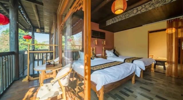 Семейный люкс с балконом и с красивым видом из окна Yangshuo Tea Cozy-Free one way pick up service over 4 nights, English speaking, Yulong river location,Laundry service,Swimming pool, Bicycle rent