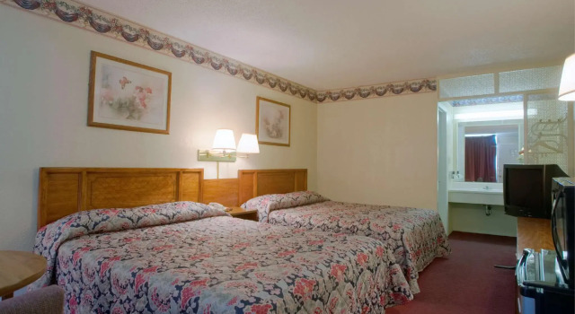 Четырёхместный номер Standard Americas Best Value Inn Loudon Lenoir City