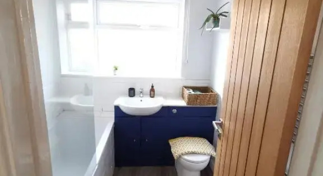 Seaside bungalow with hot tub 5 mins walk to beach