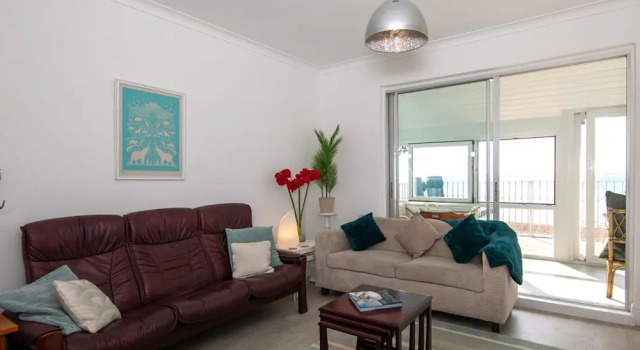 Апартаменты Stunning Beachfront Apt w Balcony Sea Views