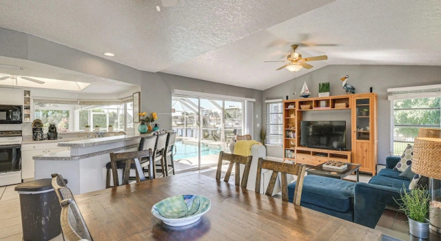 Walk to Port Charlotte Beach Park! Canal-front Gem, Varaa Lomakoti Huvilat kohteessa Florida, Villa