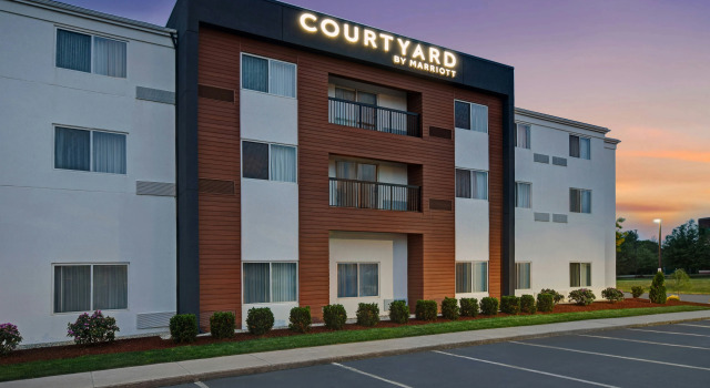 Courtyard Boston Raynham, Varaa Hotelli Hotellit New England uima-altaalla, Uima-allas