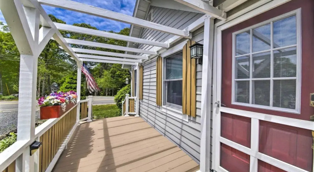 Коттедж c 1 комнатой с балконом Charming East Boothbay Cottage w/ Large Yard!