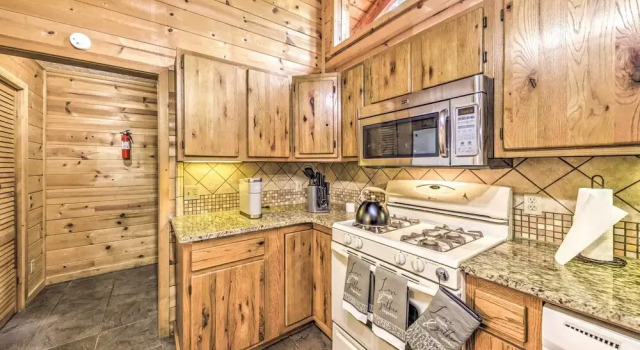 Updated Ruidoso Cabin w/ Spacious Deck & View, Varaa Lomakoti Ruidoso New Mexico