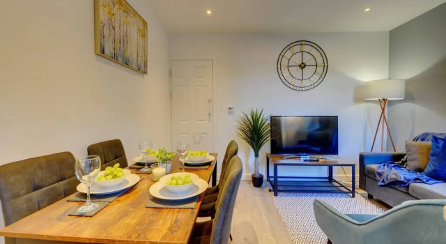 Luxurious 5 Bedroom - 5 Bathroom House W/ Garden, Varaa Hotelli Coventry West Midlands