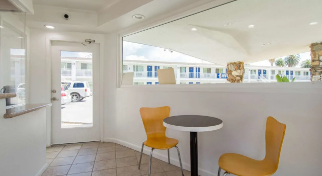 Motel 6-San Bernardino, CA - Downtown, Забронировать Мотель Сан-Бернардино штат Калифорния