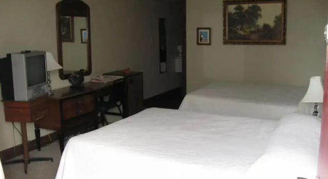 Четырёхместный номер Standard Candlelight Inn by Capital O Scottsbluff