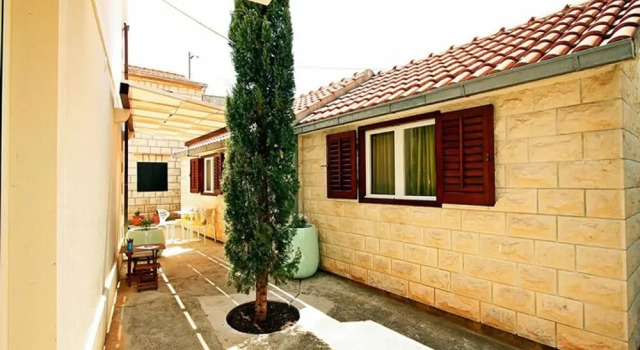 Ivi - 100 m From sea - H, Varaa Hotelli Hotellit Split-Dalmatia pysäköinnillä, Pysäköinti