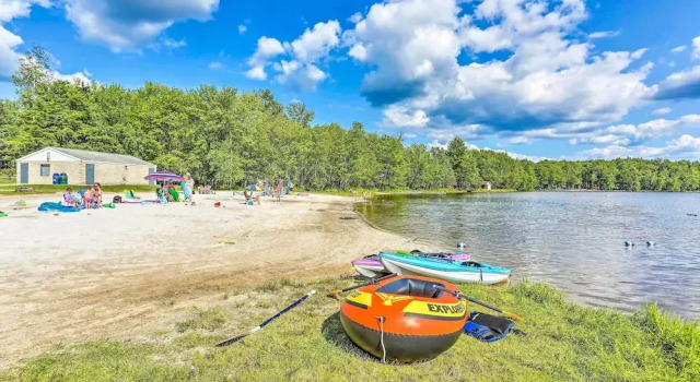 Pet-friendly Pocono Lake Cabin w/ Community Pool!