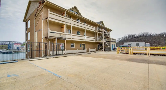 Lake of the Ozarks Condo w/ Community Pool, Prenota Appartamento Hotel a Missouri con parcheggio, Parcheggio