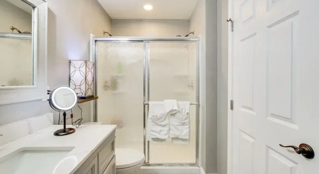 Коттедж с 4 комнатами Charming Arlington Home w/ Hot Tub & Fenced Yard!