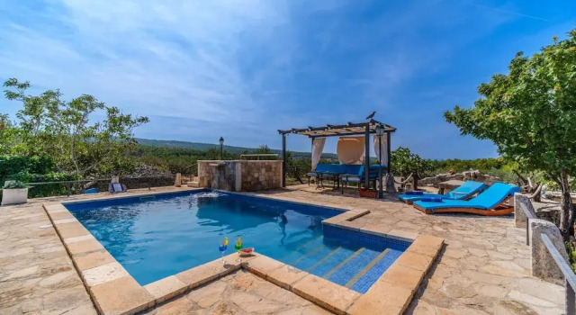 Holiday Home for up to 7 Pool Countryside by sea, Забронировать Дом для отпуска Виллы Окрестностей Сплита, Вилла