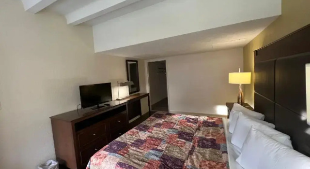 Номер Deluxe James River Inn & Suites