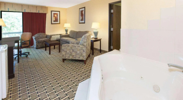 Двухместный люкс c 1 комнатой Days Inn & Suites by Wyndham Madison Heights MI