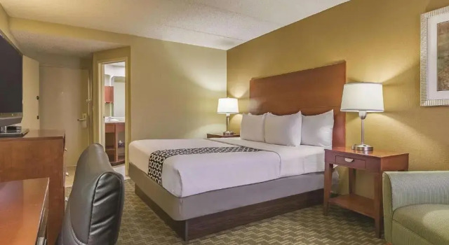 Двухместный люкс c 1 комнатой La Quinta Inn & Suites by Wyndham Cleveland Airport West