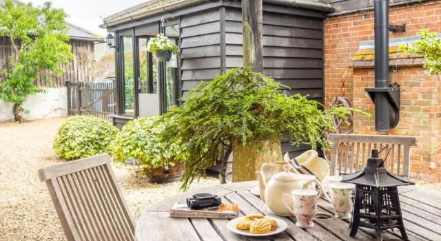 Stylish rural cottage with views over fields and the River Stour - The Granary