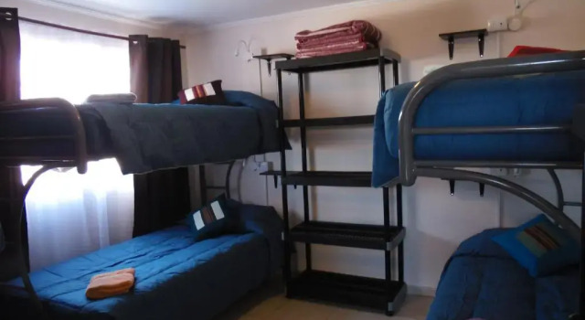 Кровать в общем номере Hostal Campo Base