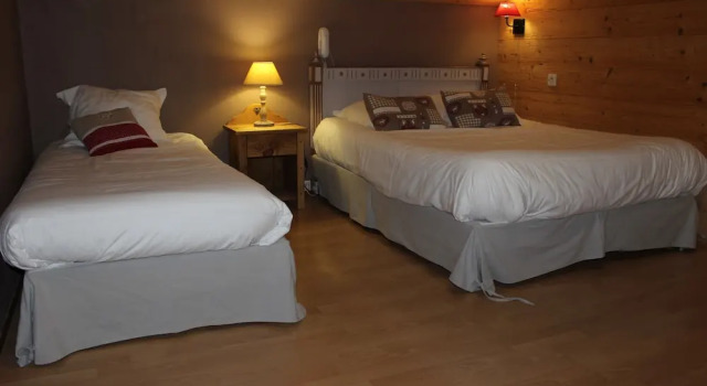 Четырёхместный номер Standard с балконом Logis Hôtel Restaurant UFredy