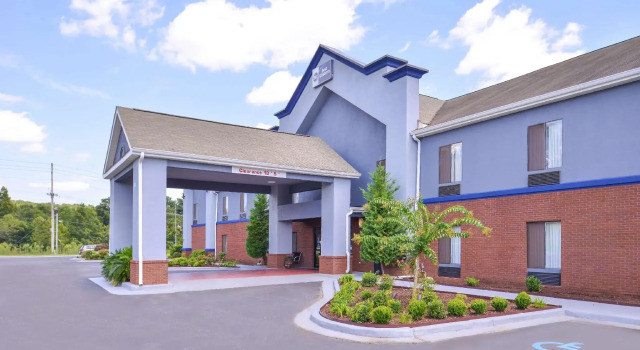 Кровать в общем номере Best Western Troy Inn