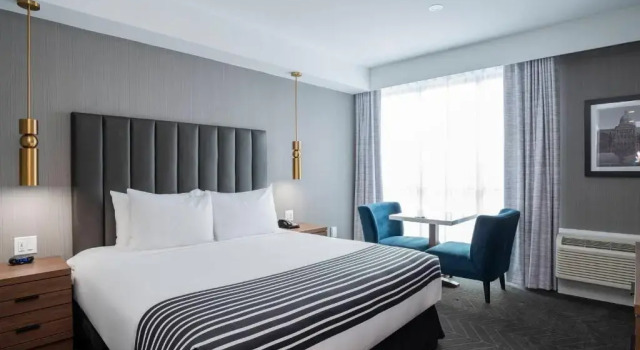 Номер Standard Sandman Signature Sherwood Park Hotel