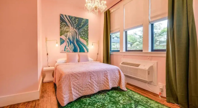 Historic B&B in Heart of ATX - 3 Suites Sleeps 10, Забронировать Отель «постель и завтрак» Отели Остина с парковкой, рядом с Harry Ransom Center, Парковка