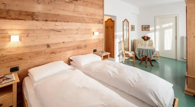 Полулюкс Hotel Oasi