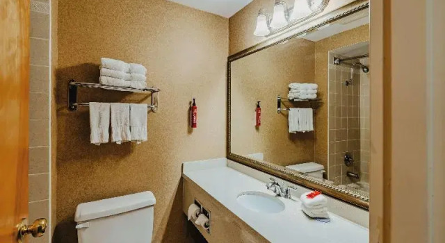 Семейный номер Standard с 2 комнатами с балконом SureStay Plus by Best Western Coquitlam