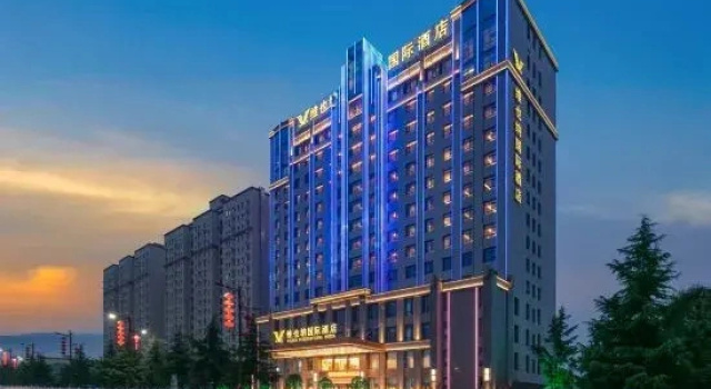 Vienna International Hotel (Baoji Qishan Fengyi Road), Rezerwuj Hotel Hotele w Shaanxi z parkingiem, Parking