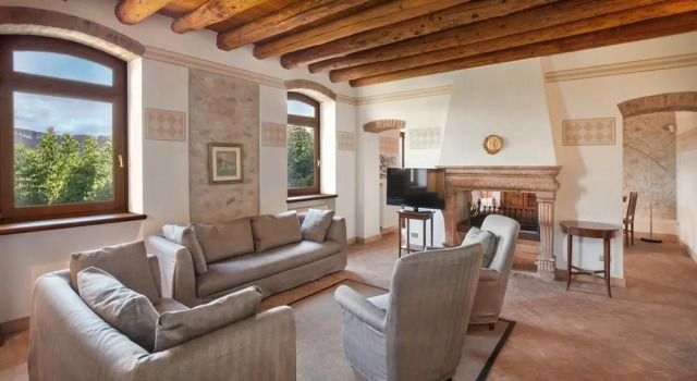 C Cantoni - 10 Sleeps Villa With Pool Stunning Views in Garda, Prenota Villa Hotel a Veneto con parcheggio, Parcheggio