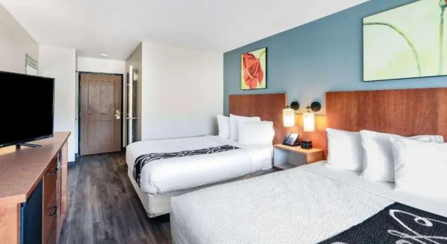 Четырёхместный номер Deluxe La Quinta by Wyndham Helena