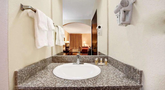 Двухместный номер Standard Days Inn by Wyndham Dallas Plano