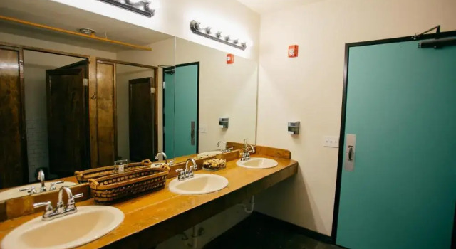 Кровать в общем номере (женский номер) Firehouse Hostel