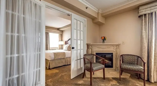 Двухместный люкс с джакузи Deluxe Monte Carlo Inn & Suites Downtown Markham