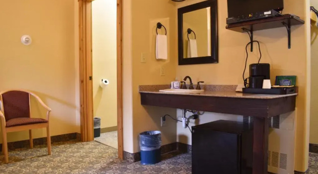 Четырёхместный номер Standard Exit Glacier Lodge
