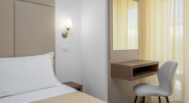 Трёхместный семейный номер Standard с балконом Hotel Bridge