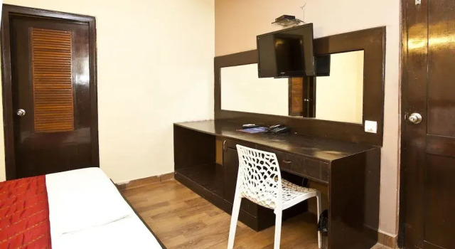 OYO 429 Hotel Kisna Residency, Забронировать Отель Гургаон Gurgaon Region, рядом с Sikanderpur Rapid Metro