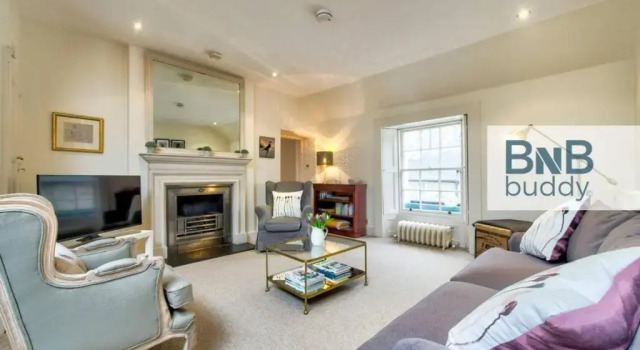 Коттедж ALTIDO Luxury 2BR House Nearby Stockbridge