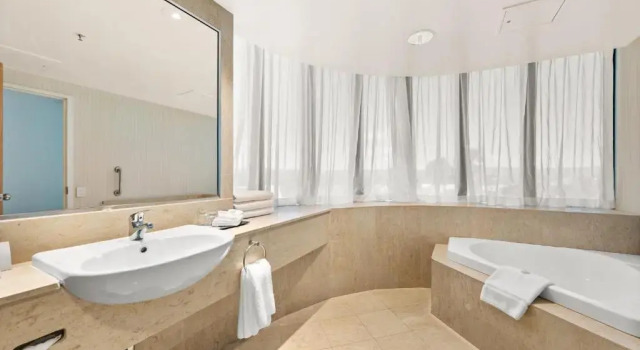 Четырёхместный номер Standard Crowne Plaza Surfers Paradise by IHG