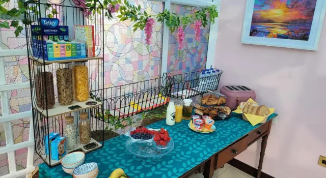 Cosy pet friendly cottage on our smallholding, friendly animals to meet, lovely countryside setting, small but comfy, sleeps up to 2 adults 1 child, Забронировать Дом для отпуска Нарберт 