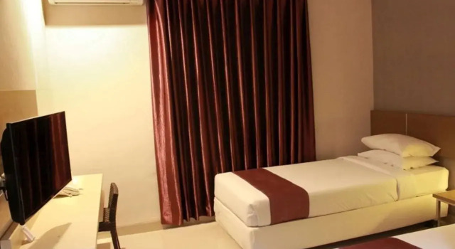Smile Hotel by RedDoorz, Book Hotel North Cirebon West Java
