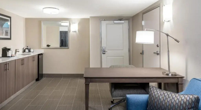 Четырёхместный люкс c 1 комнатой Hampton Inn & Suites Chapel Hill/Durham
