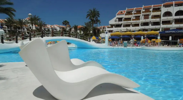 Апартаменты Two bedroom beachfront apartment No 3 with sea-view, heated pool, close to the sea