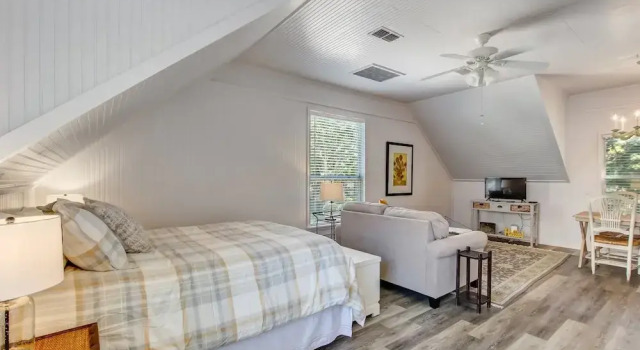 313 New Street 1 Bedroom Apts by RedAwning, Book Apartment Amelia Island Jacksonville Coast