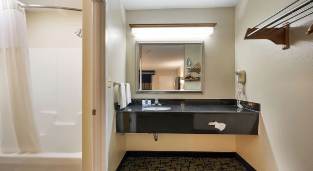 Люкс SureStay Hotel by Best Western Meridian