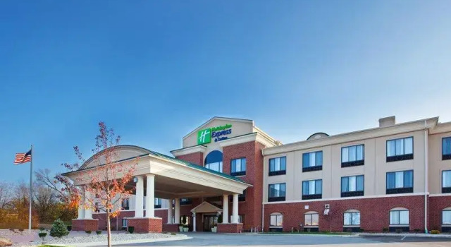 Люкс Economy Holiday Inn Express Hotel & Suites Logansport by IHG