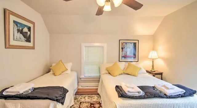 Cozy Unit w/ Patio: Walk to Dining, Lake Elkhart!, Buchen Sie Ferienwohnung Elkhart Lake Wisconsin