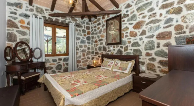 Eleni's Stone House, Book Hotel Chrisi Akti 